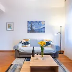 Guesthost - Blu&yellow In Station Apartmán Parma