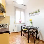 Apartment Guesthost - Blu&yellow In Station Parma