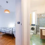 Guesthost - Blu&yellow In Station Apartment *
