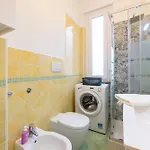 Guesthost - Blu&yellow In Station Apartment Parma
