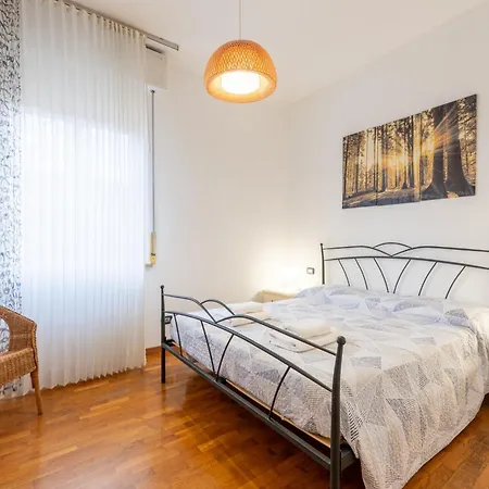 Blu&yellow In Station Apartment