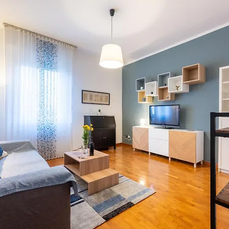 Apartment Blu&yellow In Station