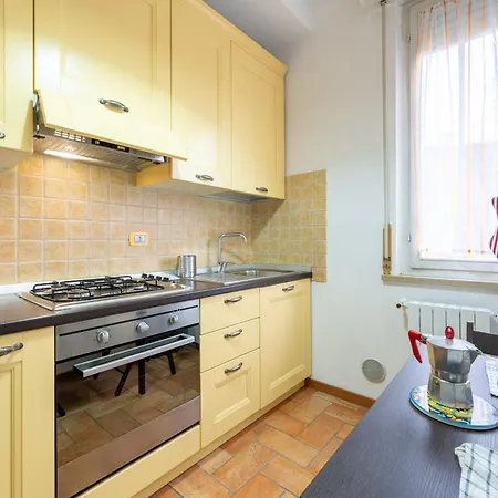 Blu&yellow In Station Apartment *