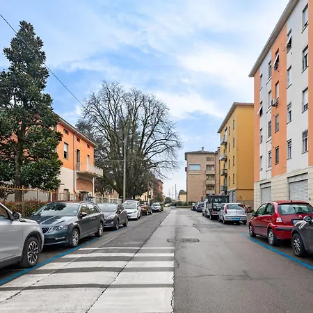 Guesthost - Blu&yellow In Station Parma