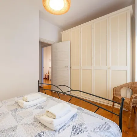 Blu&yellow In Station Apartment