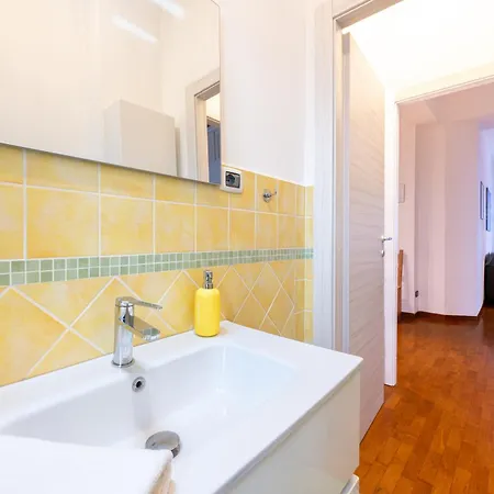 Blu&yellow In Station Apartment *