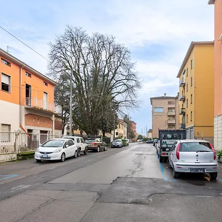 Guesthost - Blu&yellow In Station Парма