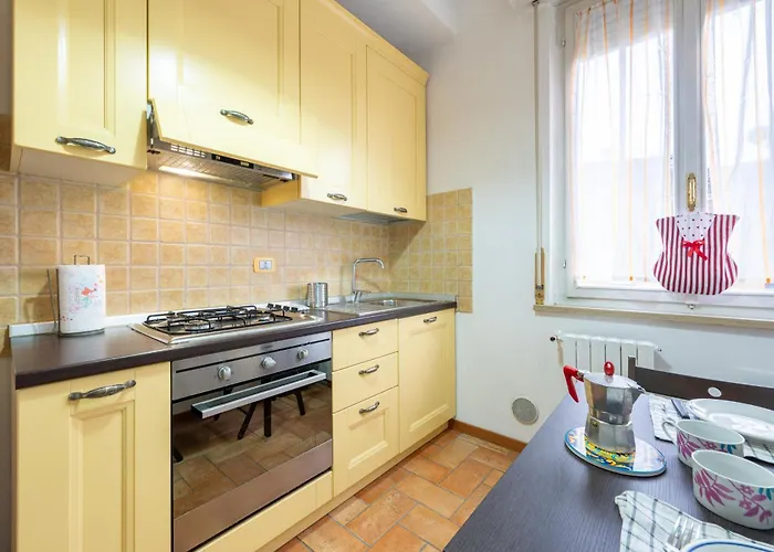 Guesthost - Blu&yellow In Station Apartment *