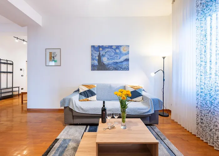 Guesthost - Blu&yellow In Station Апартаменты Парма