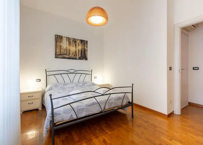 Guesthost - Blu&yellow In Station Апартаменты Парма