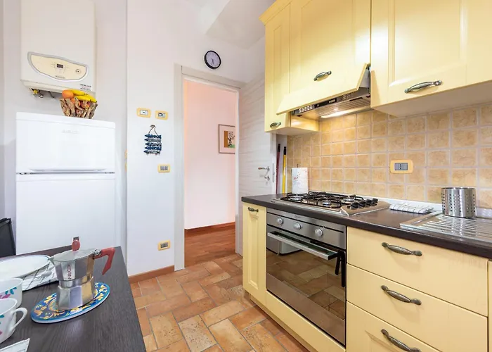 Guesthost - Blu&yellow In Station * Парма