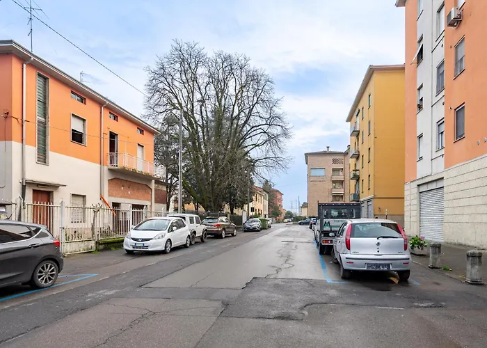 Guesthost - Blu&yellow In Station Parma