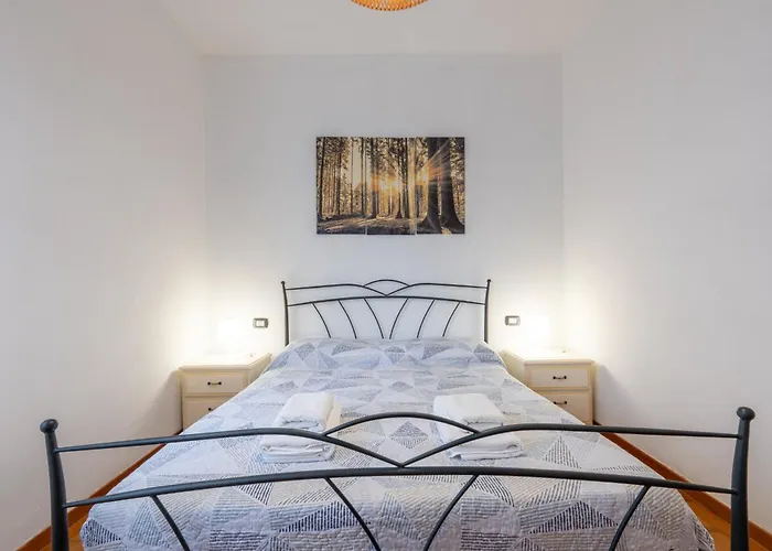 Guesthost - Blu&yellow In Station * Парма